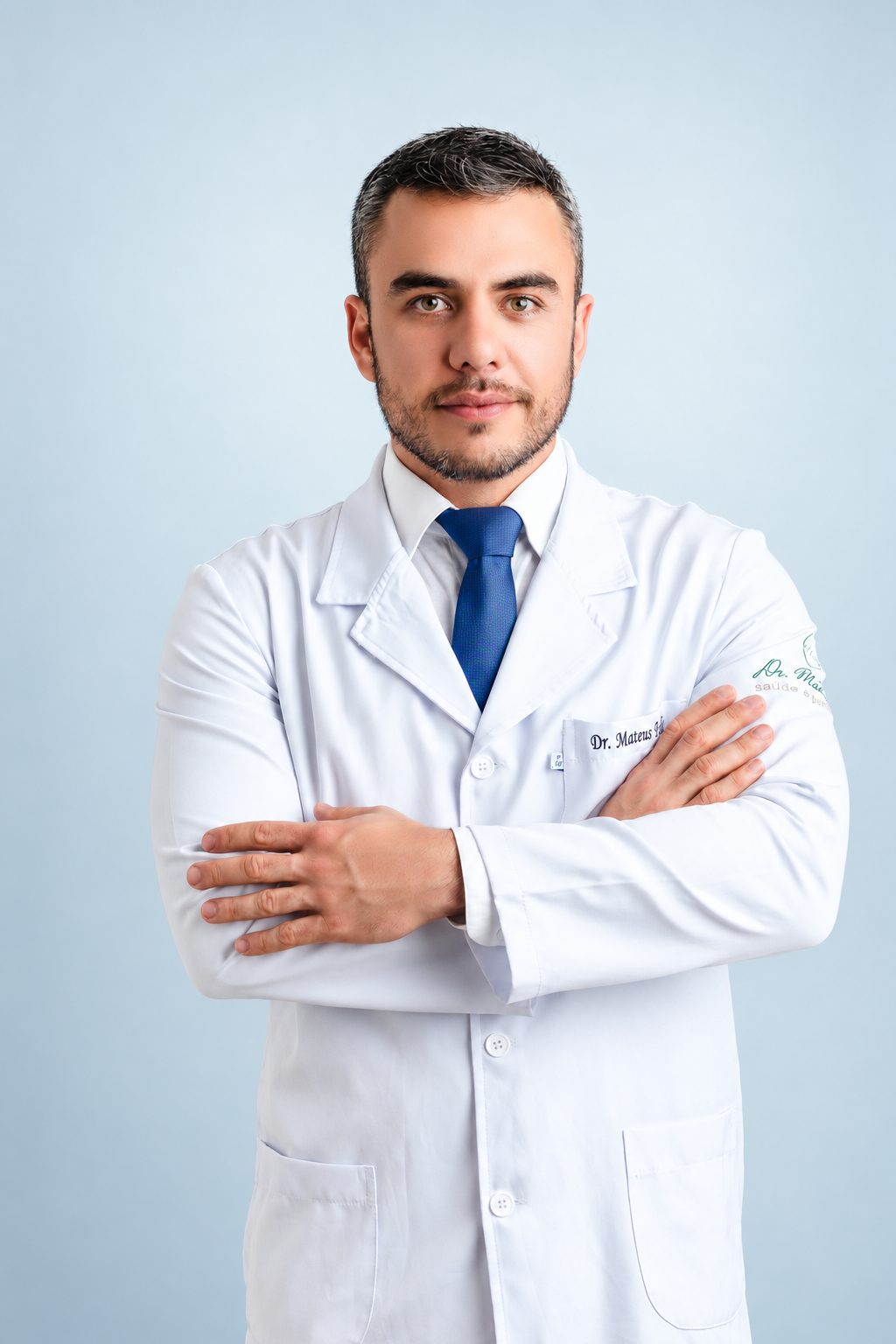 Dr. Mateus Félix usando jaleco branco